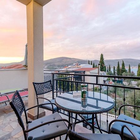 Apartments Villa Kameja Donji Okrug  Bagian luar foto